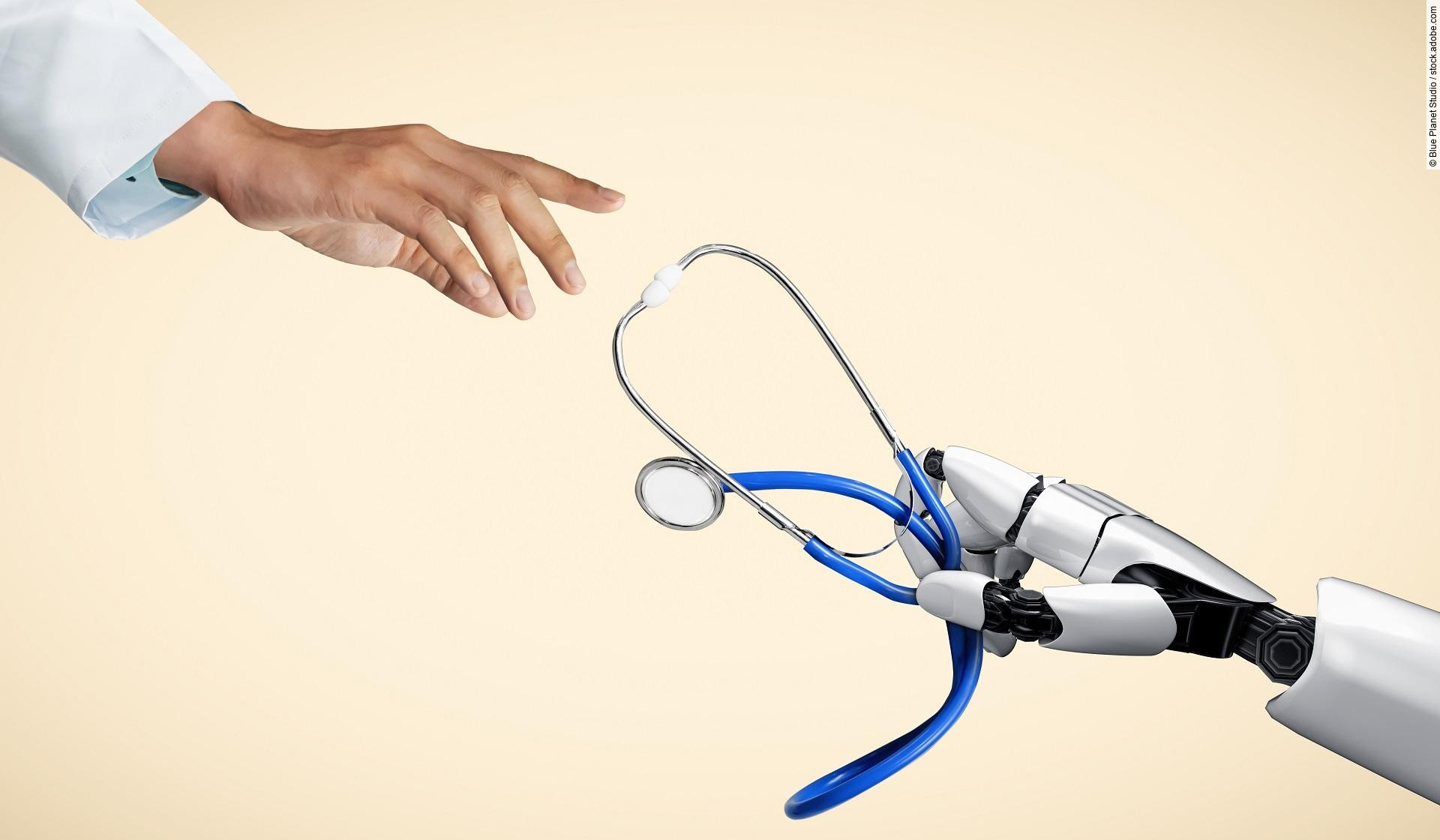 Hand in Arztkittel greift nach Roboterhand mit Stethoskop. 
